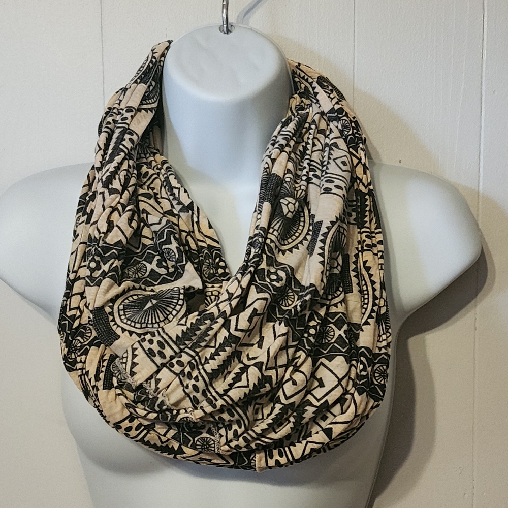 Forever 21 Infinity Scarf Tribal Print Tan Black Casual‎ Lightweight A815